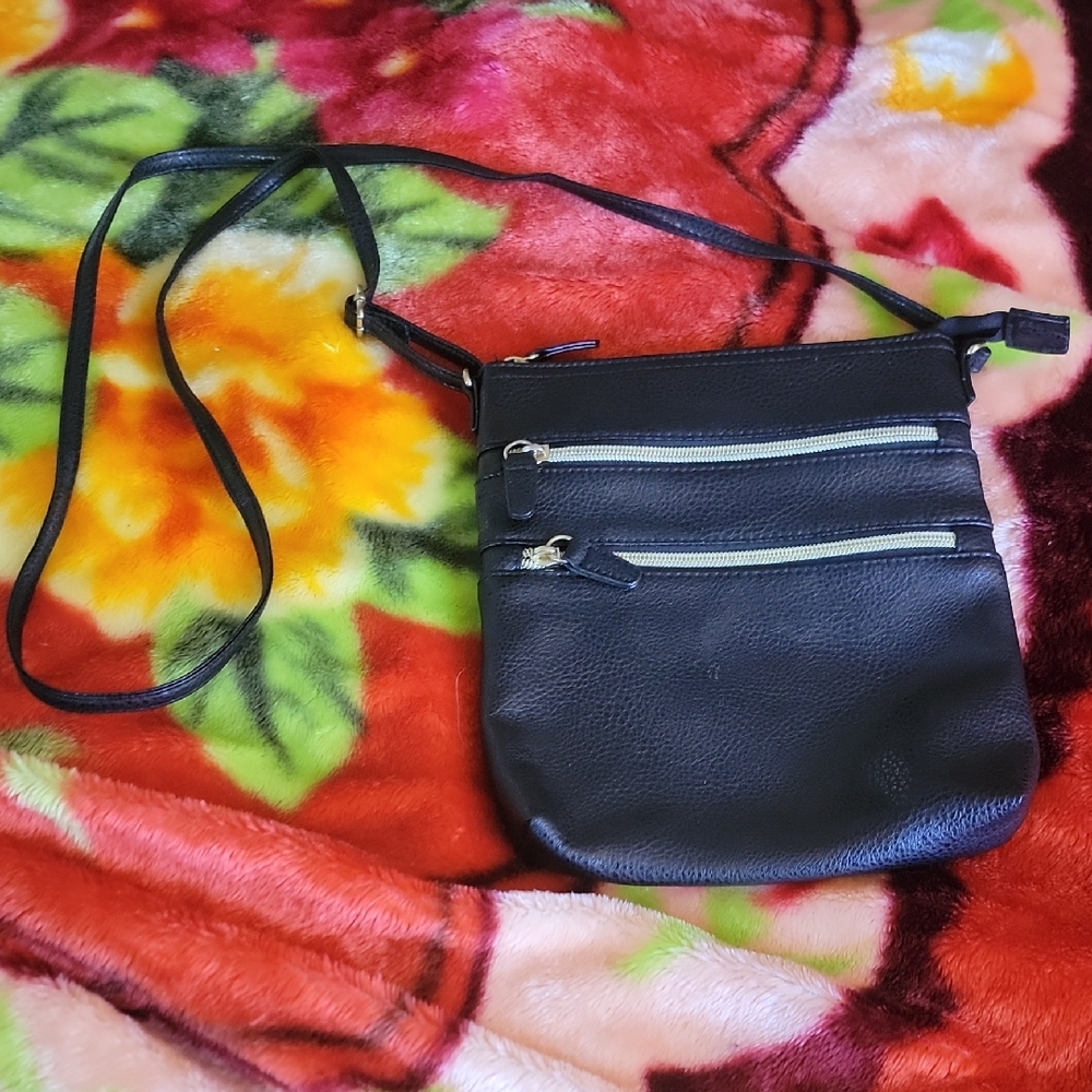 Elegant Black Leather Crossbody Bag with Clean Lines